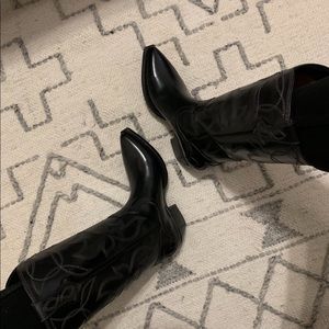 Frye western boots in black. (Cowboy boots)